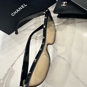 Chanel Shield Sunglasses 5418 Black SUPER RARE! Black w/mirrored gold lenses 😍